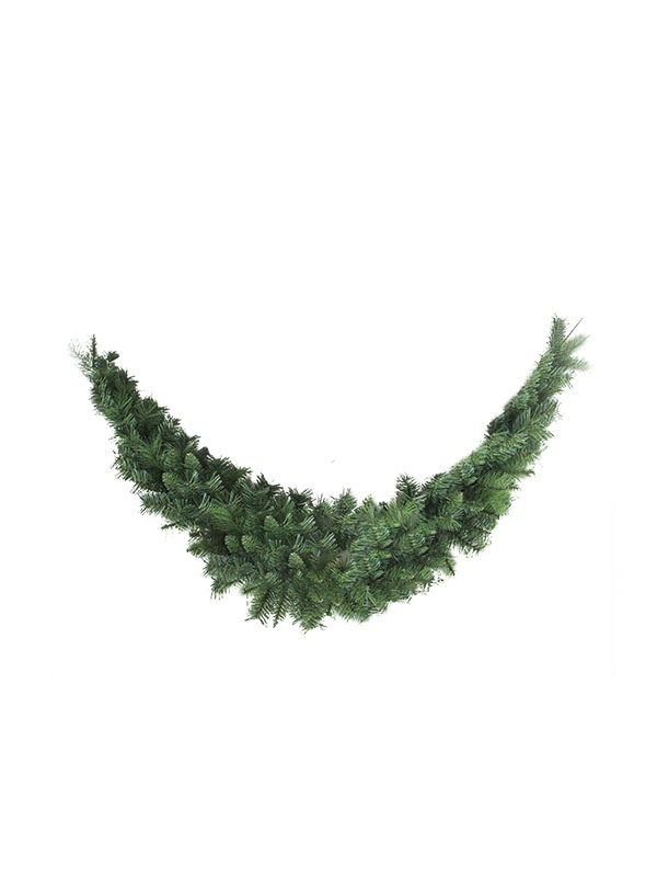 Künstliche Weihnachtsgirlande mit grünen Pflanzen