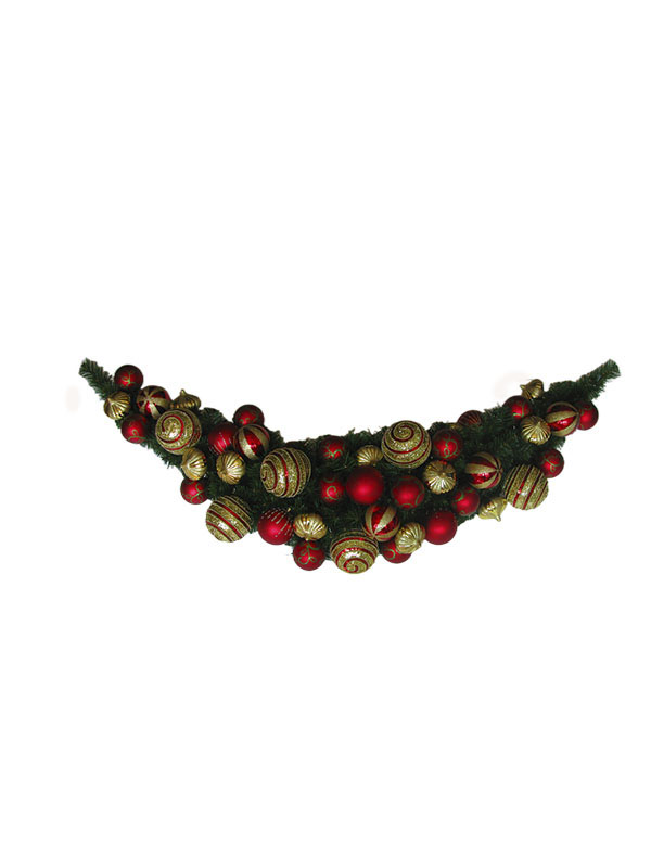 Weihnachtsgirlande mit bunten festlichen Bällen